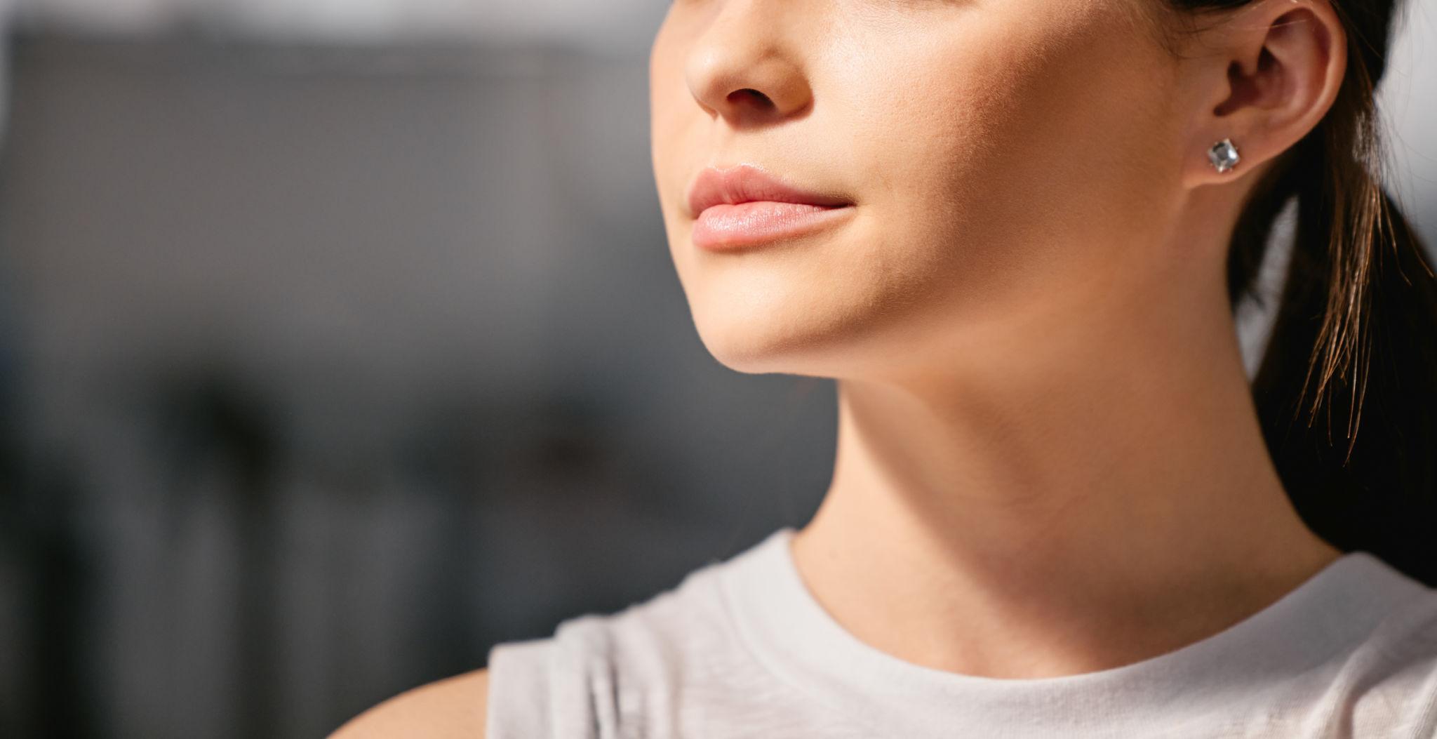 Split-screen image comparing a puffy face to a slimmer face, with healthy foods nearby.