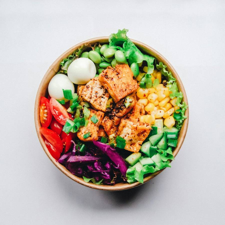 A visually appealing plate filled with lean protein, colorful vegetables, and complex carbohydrates, illustrating healthy meal choices for fat loss.