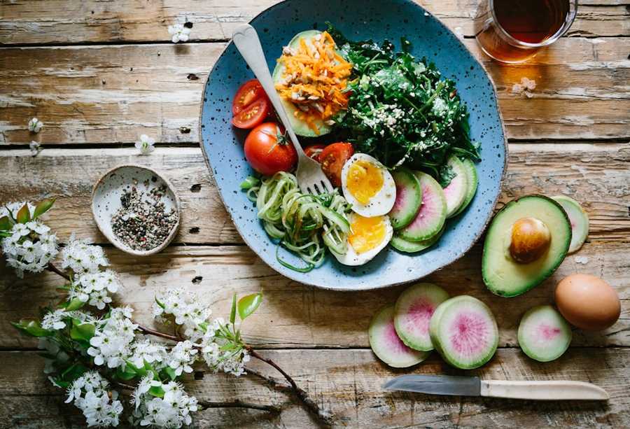 Fit man preparing a healthy meal, representing a fat loss diet plan for males.